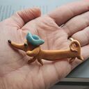 Jamnik w turkusowym kapeluszu - broszka