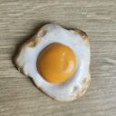 Apetyczna broszka w kształcie jajka sadzonego