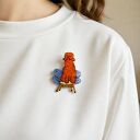 Przypinka z psem pudlem Karmelem