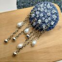 Broszka szydełkowa bławatkowa z perełkowymi łezkami, kulkami