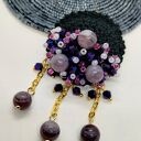 Broszka szydełkowa czarna z fioletowymi koralikami