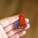 Przypinka z psem pudlem Karmelem