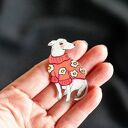 Broszka biały pies w różowym swetrze w kwiaty