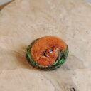 Śpiąca wiewiórka - broszka filcowana