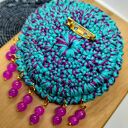 Broszka okrągła szydełkowa turkusowo-fioletowa (KR/15/26)