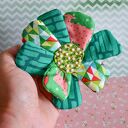 Broszka kwiatowa z owieczkami - kolorowa przypinka handmade