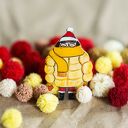 Zabawna broszka z Aśką w zimowej kurtce