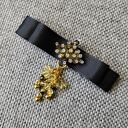 Czarna broszka kokarda z koralikami - elegancki dodatek handmade