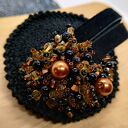 Czarna broszka szydełkowa okrągła z aksamitką (KR/9/26)