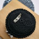 Broszka czarna szydełkowa z kokardą w zebrę i koralikami (KR/18/26)