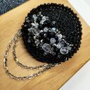 Czarna broszka okrągła szydełkowa z łańcuszkami (KR/16/26)