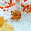 Broszka z lisem i perłą