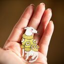 Broszka z białym psem w żółtym swetrze w kwiaty