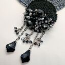 Czarna broszka szydełkowa z koralikami czarno-srebrnymi - błyszcząca