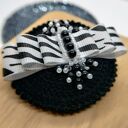 Broszka czarna szydełkowa z kokardą w zebrę i koralikami (KR/18/26)