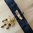 Czarna broszka kokarda z koralikami - elegancki dodatek handmade