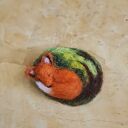 Broszka filcowana - Śpiacy lisek