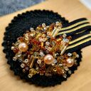 Broszka okrągła szydełkowa czarna - złote paski, szklane koraliki (KR/13/26)