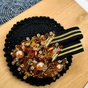 Broszka okrągła szydełkowa czarna - złote paski, szklane koraliki (KR/13/26)