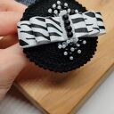 Broszka czarna szydełkowa z kokardą w zebrę i koralikami (KR/18/26)