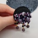 Broszka szydełkowa czarna z fioletowymi koralikami