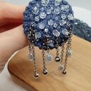 Broszka szydełkowa bławatkowa z perełkowymi łezkami, kulkami i kryształkami