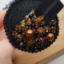 Czarna broszka szydełkowa okrągła z aksamitką (KR/9/26)