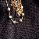 PREMIUM: broszka srebrno-złota z muszlą: efektowna, okazała