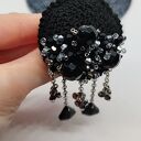 Czarna broszka szydełkowa z koralikami czarno-srebrnymi - błyszcząca