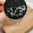 Czarna broszka okrągła szydełkowa z łańcuszkami (KR/16/26)