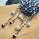 Broszka szydełkowa bławatkowa z perełkowymi łezkami, kulkami i kryształkami