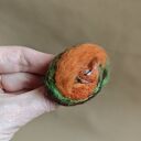 Śpiąca wiewiórka - broszka filcowana