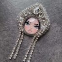 Broszka w kolorze srebra