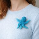 Turkusowa ośmiornica - broszka filcowana