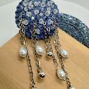 Broszka szydełkowa bławatkowa z perełkowymi łezkami, kulkami i kryształkami