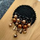 Broszka czarna szydełkowa ze szklanymi perełkami i kokardą (KR/19/26)