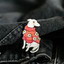 Broszka biały pies w różowym swetrze w kwiaty