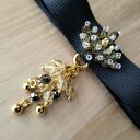 Czarna broszka kokarda z koralikami - elegancki dodatek handmade
