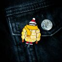 Zabawna broszka z Aśką w zimowej kurtce