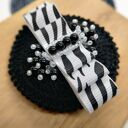 Broszka czarna szydełkowa z kokardą w zebrę i koralikami (KR/18/26)