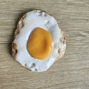 Apetyczna broszka w kształcie jajka sadzonego