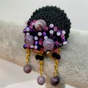 Broszka szydełkowa czarna z fioletowymi koralikami