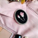 Haftowana ręcznie broszka Magnolie nocą