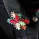 Duża wyrazista przypinka