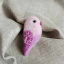 Różowa papużka - broszka filcowana