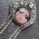 Broszka w kolorze srebra