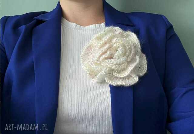 Ręcznie robiona broszka szydełkowa - róża z alpaki i jedwabiu z kolorowymi cekinami