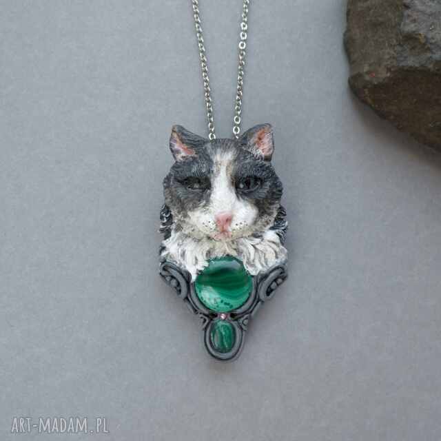 Broszka-wisiorek z kotem i malachitem