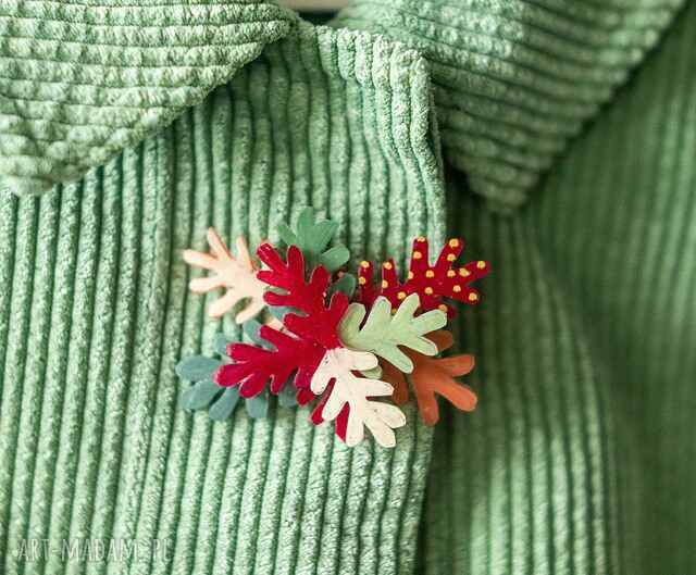 Duża wyrazista przypinka