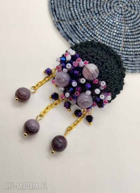 Broszka szydełkowa czarna z fioletowymi koralikami